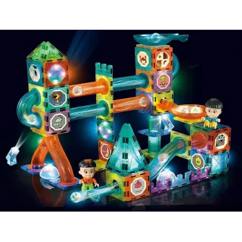 Elementy zestawu świecącej zjeżdżalni dla kulek z figurkami i naklejkami