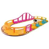 Elementy zestawu Podniebny Tor ułożone w przestrzennej budowli