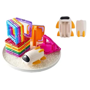 Dziecko budujące z magnetycznych klocków tor z odrzutowcem