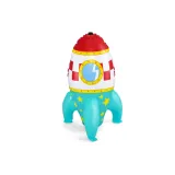 Dzieci bawią się przy dmuchanej fontannie wodnej w kształcie rakiety