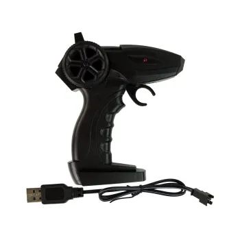 Samochód RC czarny z niebieskimi detalami na trawiastej nawierzchni