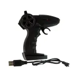 Samochód RC czarny z niebieskimi detalami na trawiastej nawierzchni