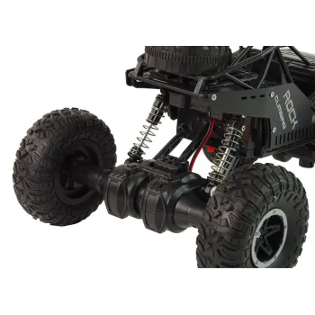 Auto RC Rover 1:16 w skali z pilotem do sterowania na tle białego tła