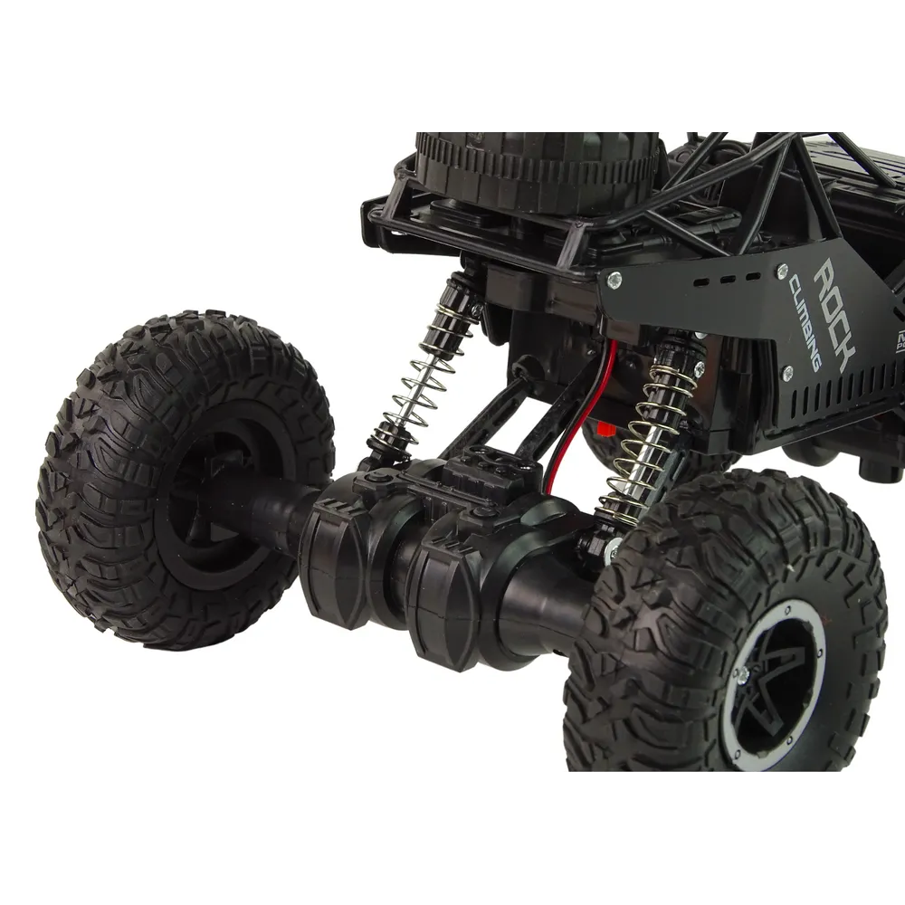 Auto RC Rover 1:16 w skali z pilotem do sterowania na tle białego tła