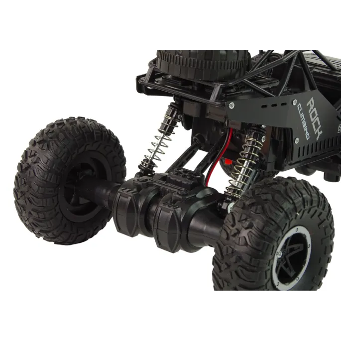 Auto RC Rover 1:16 w skali z pilotem do sterowania na tle białego tła