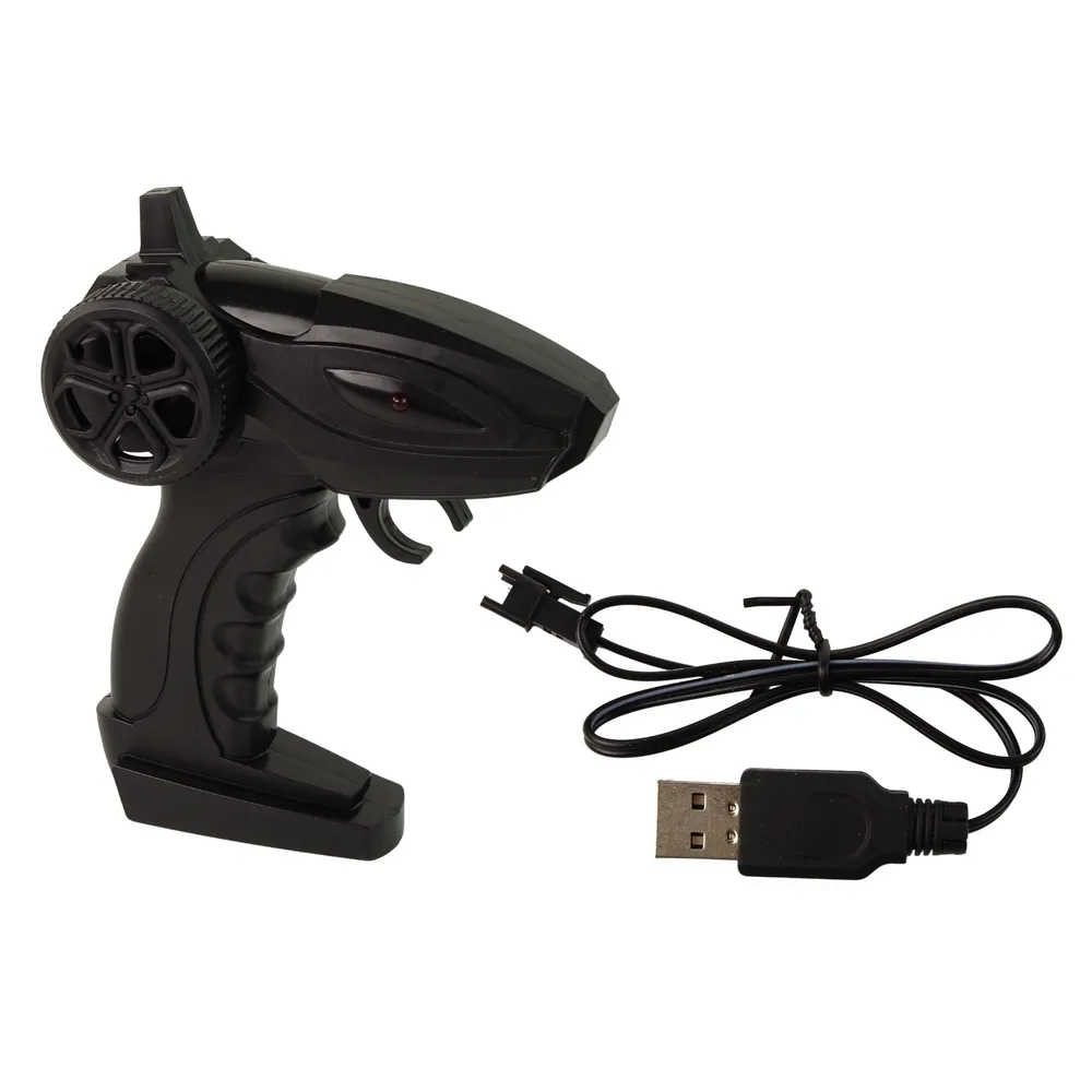 Zbliżenie na koła i zawieszenie samochodu RC do jazdy terenowej