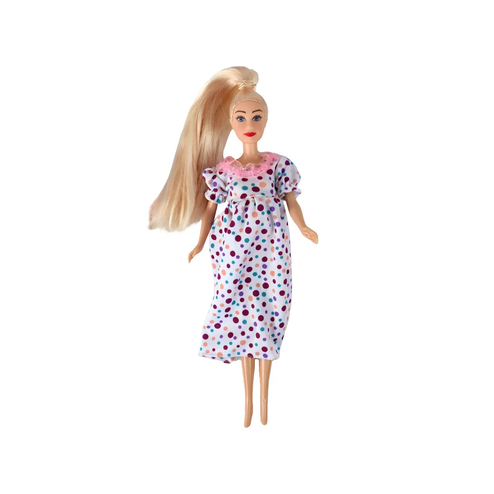 Starsza córka i noworodek z zestawu Lalka Lucy XXL na tle akcesoriów