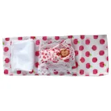 Biały piesek z czarnymi plamkami i czerwoną kokardą dla lalek