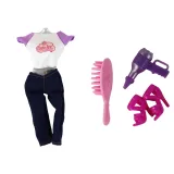 Niemowlę zawinięte w becik wraz z małą lalką dziewczynką i akcesoriami