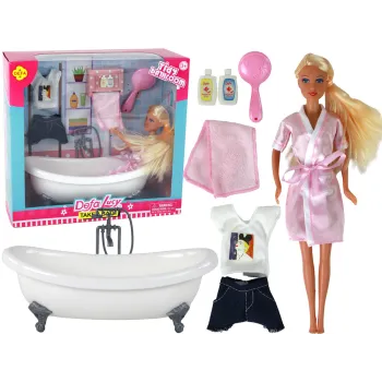 Lalka z długimi blond włosami i różowym szlafrokiem w zestawie do kąpieli