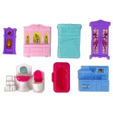 Zbliżenie na szczegóły różowego domku dla lalek i wyposażenia