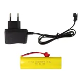 Duży traktor zabawkowy do zdalnego sterowania na podłodze