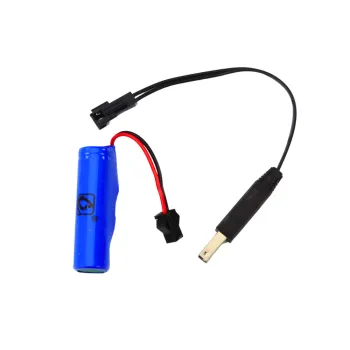 Dziecko bawiące się autobusem RC przegubowym na podłodze