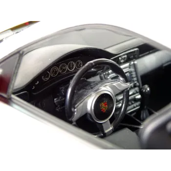 Model samochodu R/C Porsche 911 GT3 RS na tle toru wyścigowego