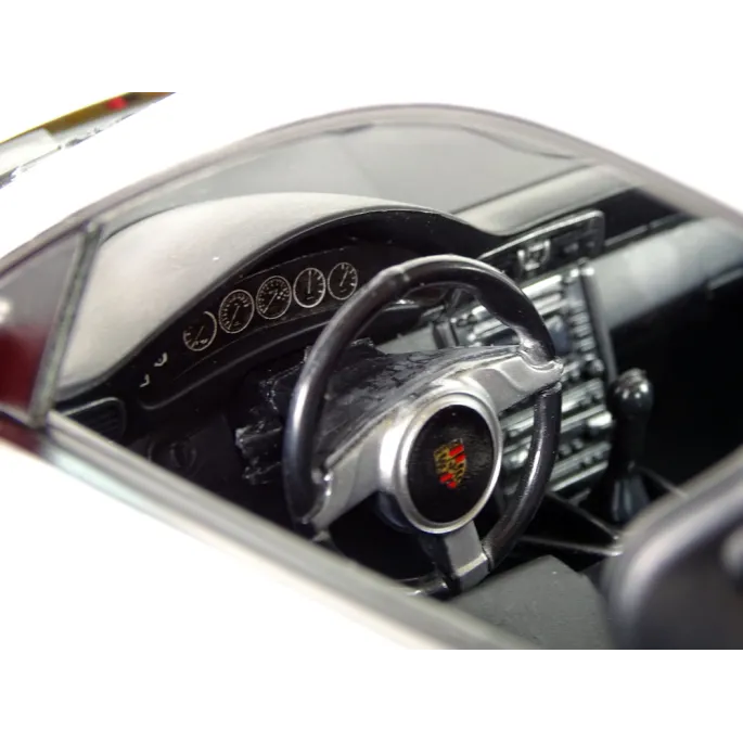 Model samochodu R/C Porsche 911 GT3 RS na tle toru wyścigowego