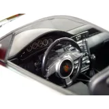 Model samochodu R/C Porsche 911 GT3 RS na tle toru wyścigowego