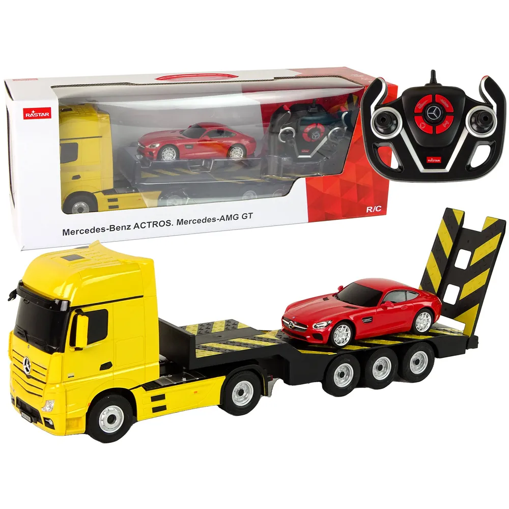 Laweta Mercedes-Benz 1:26 z żółtym i czerwonym autkiem na białym tle