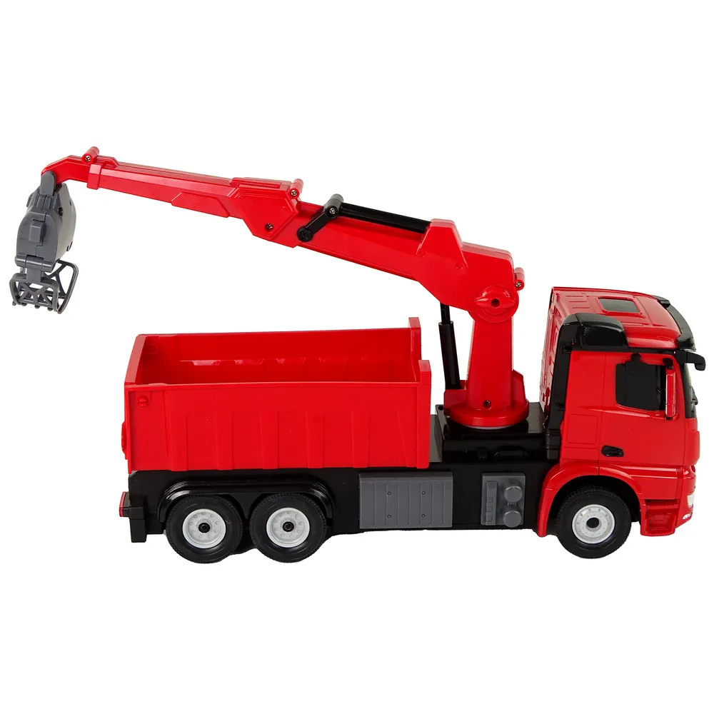 Pilot do ciężarówki Mercedes Rastar leżący obok pojazdu