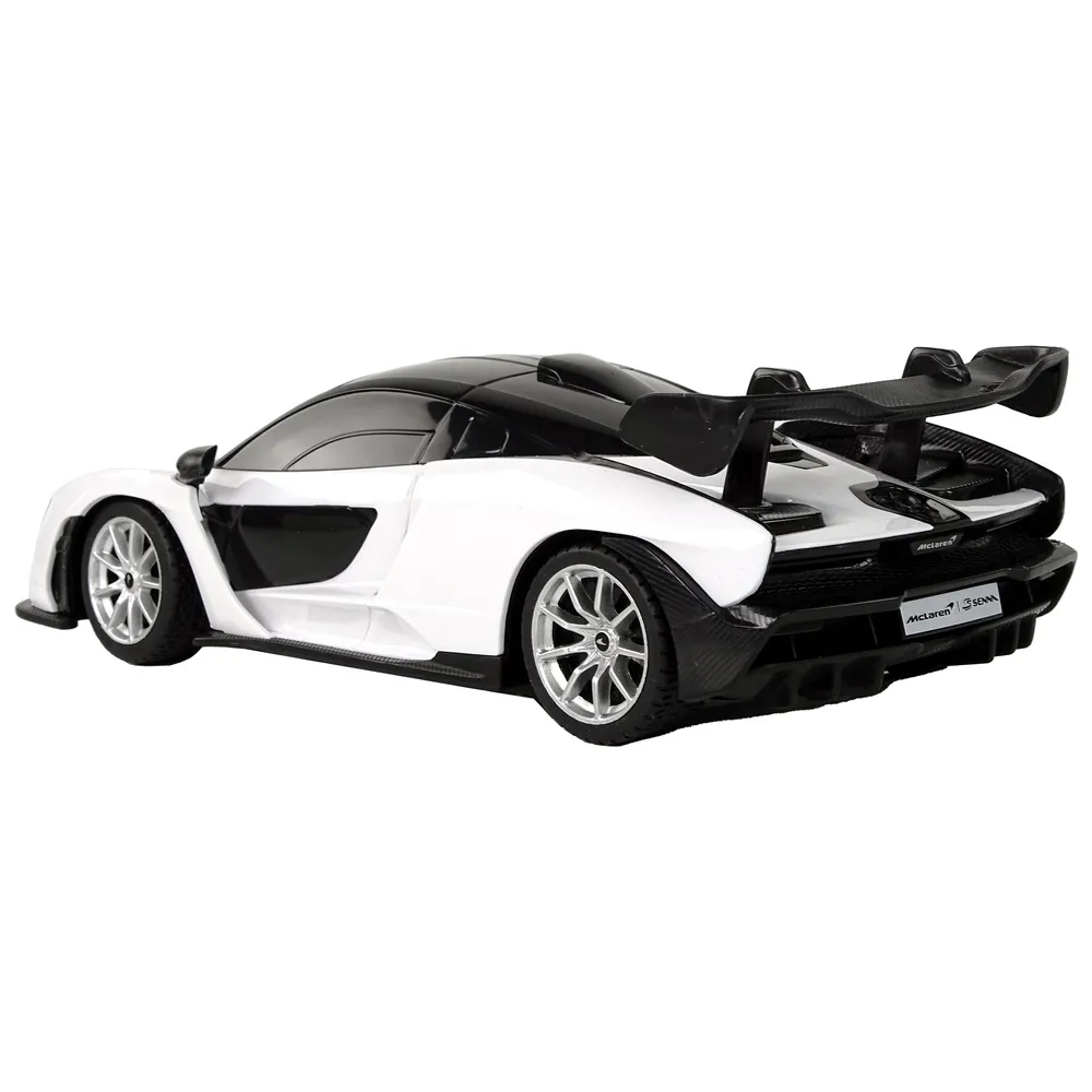 Model auta R/C McLaren 1:24 z pilotem widoczny z boku