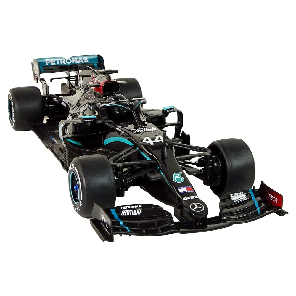 Realistyczny kokpit bolidu z figurką kierowcy w Mercedes-AMG F1 RC