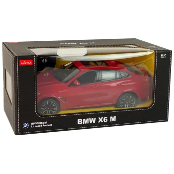 Auto R/C BMW X6 M 1:14 podczas jazdy na zewnątrz, na tle trawnika