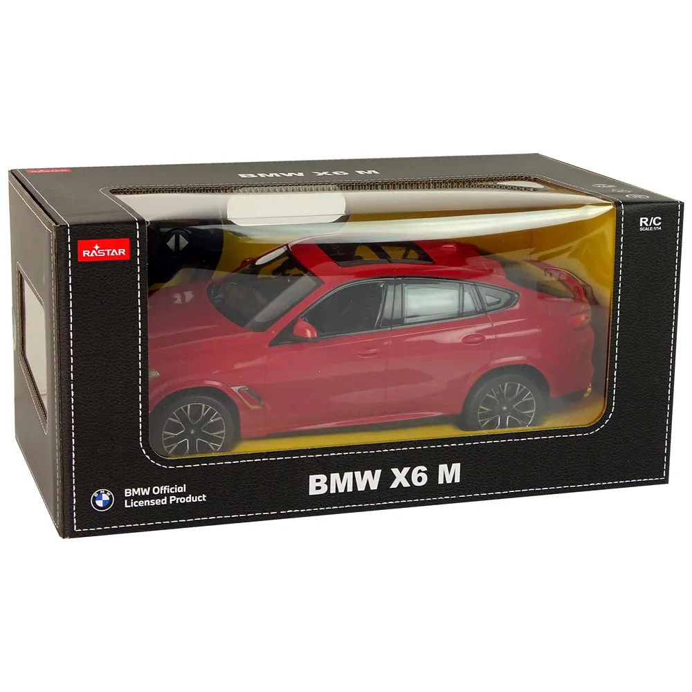 Auto R/C BMW X6 M 1:14 podczas jazdy na zewnątrz, na tle trawnika