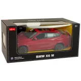 Auto R/C BMW X6 M 1:14 podczas jazdy na zewnątrz, na tle trawnika