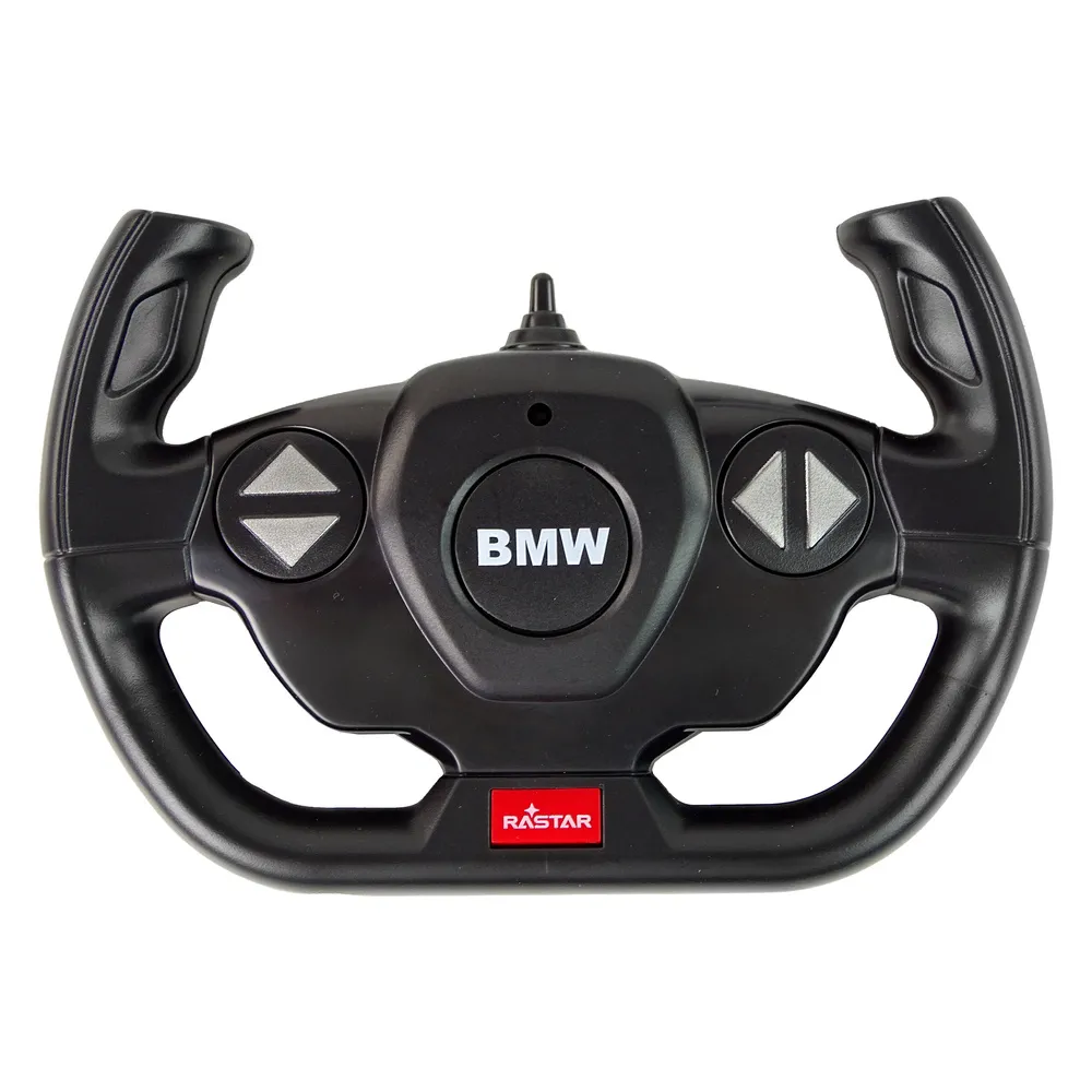 Dziecko bawiące się zdalnie sterowanym modelem BMW X6 M w domu