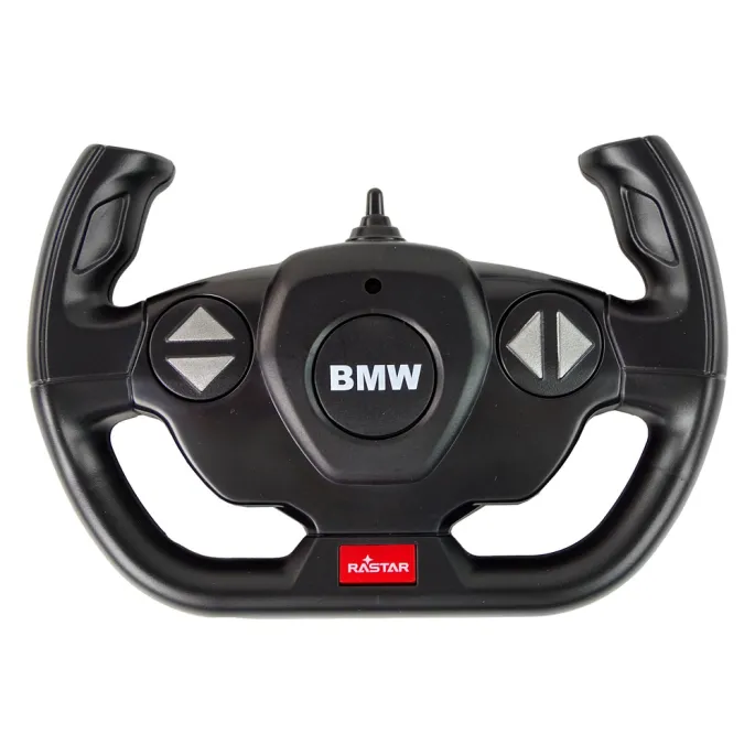 Dziecko bawiące się zdalnie sterowanym modelem BMW X6 M w domu