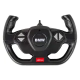 Dziecko bawiące się zdalnie sterowanym modelem BMW X6 M w domu