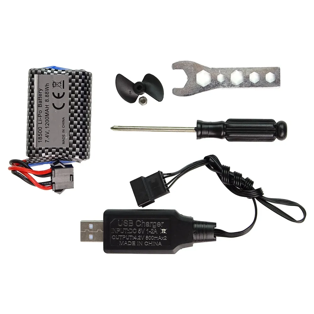 Akcesoria dołączone do motorówki: pilot, śruba, kluczyk i podstawka