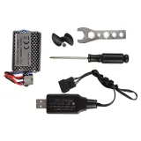 Akcesoria dołączone do motorówki: pilot, śruba, kluczyk i podstawka