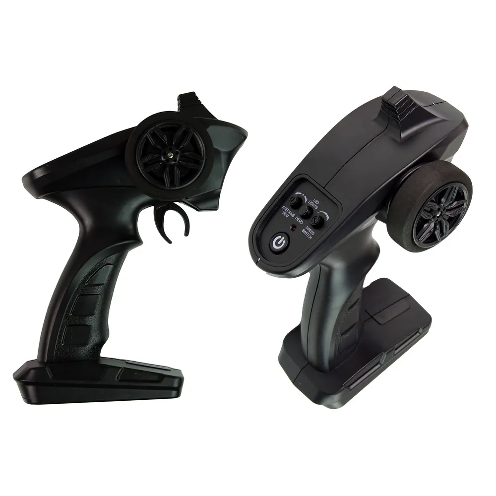 Motorówka RC 35 km/h w ruchu po czystym zbiorniku wodnym