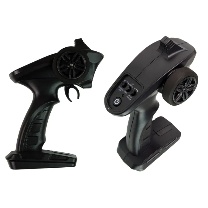 Motorówka RC 35 km/h w ruchu po czystym zbiorniku wodnym