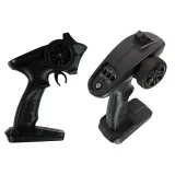 Motorówka RC 35 km/h w ruchu po czystym zbiorniku wodnym