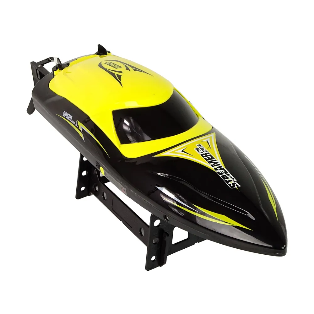 Oświetlenie LED na kadłubie motorówki RC podczas zmierzchu