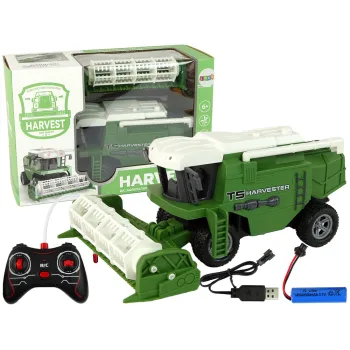 Zielony kombajn R/C podczas pracy w polu