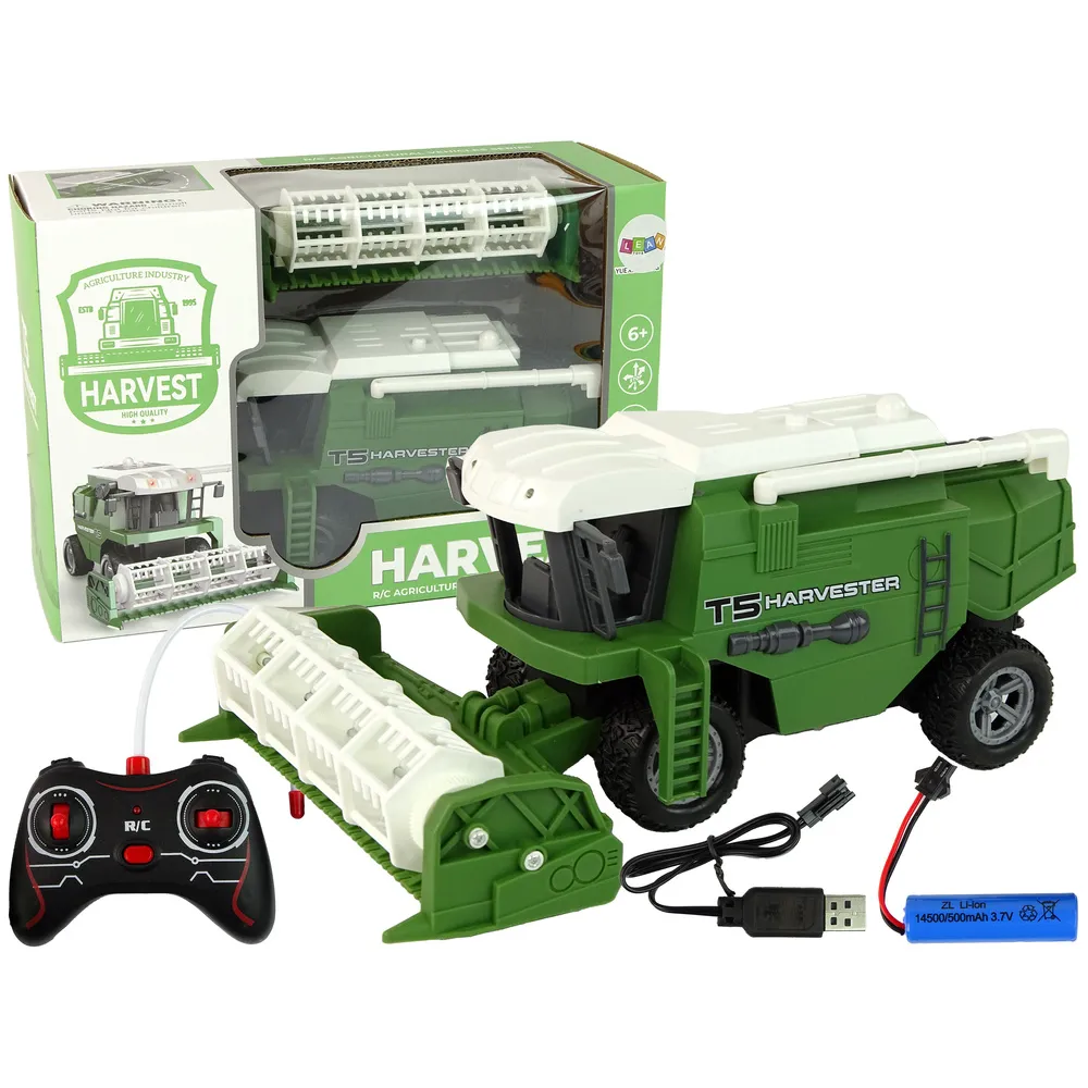 Zielony kombajn R/C podczas pracy w polu