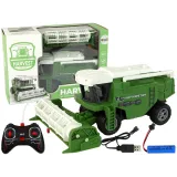 Zielony kombajn R/C podczas pracy w polu