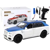 Zdalnie sterowane auto RC biało-niebieskie na białym tle