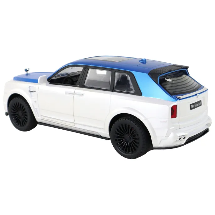 Auto RC 1:20 z otwartymi drzwiami na dywanie