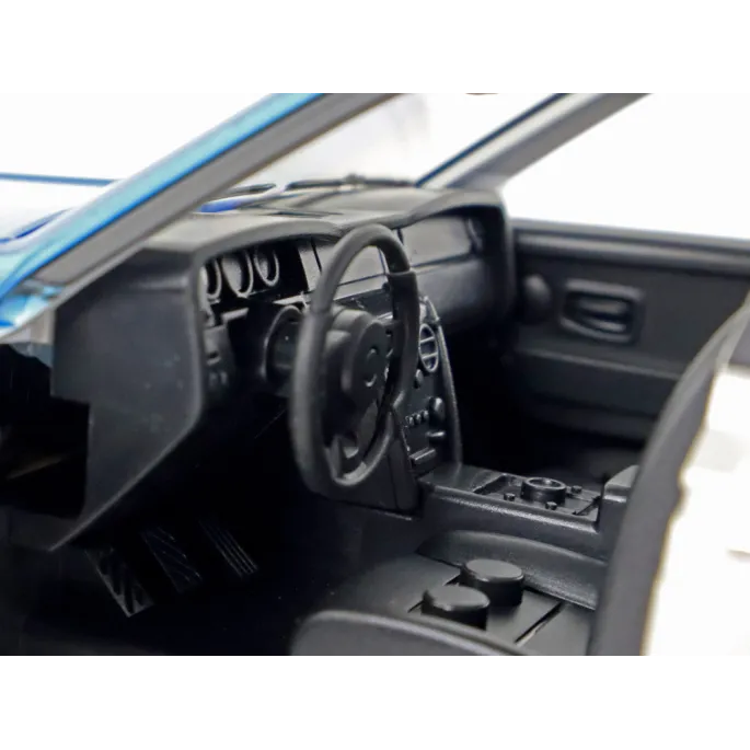 Sterowanie samochodem RC 1:20 biało-niebieskim przez dziecko