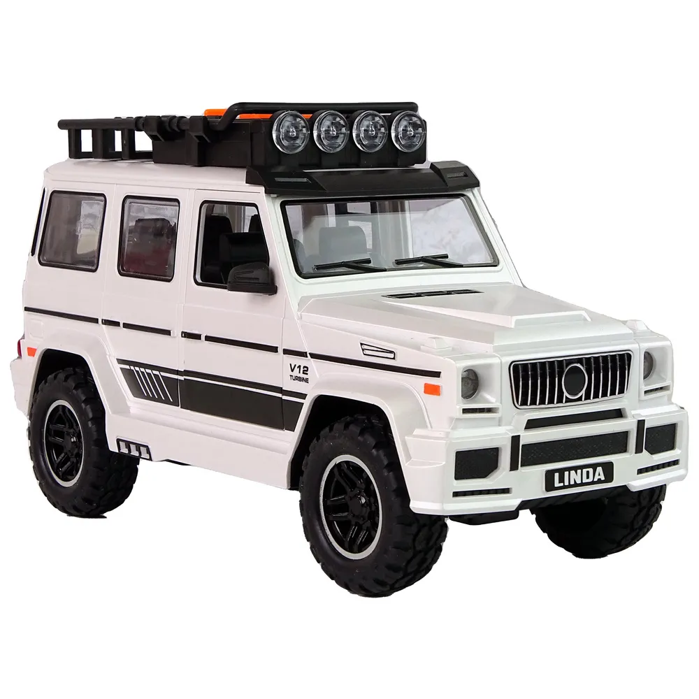 Auto terenowe z widocznym wnętrzem dzięki otwarciu drzwi