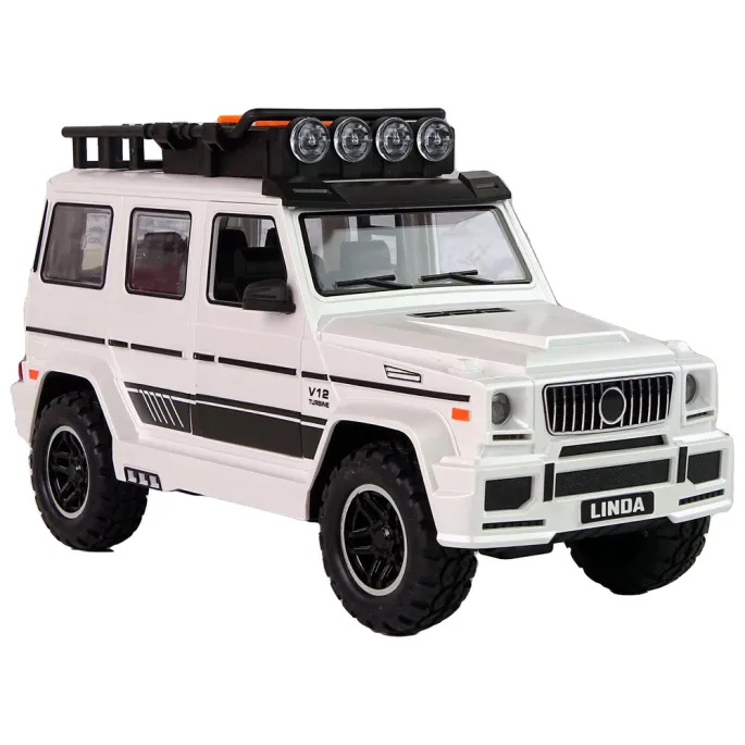 Auto terenowe z widocznym wnętrzem dzięki otwarciu drzwi