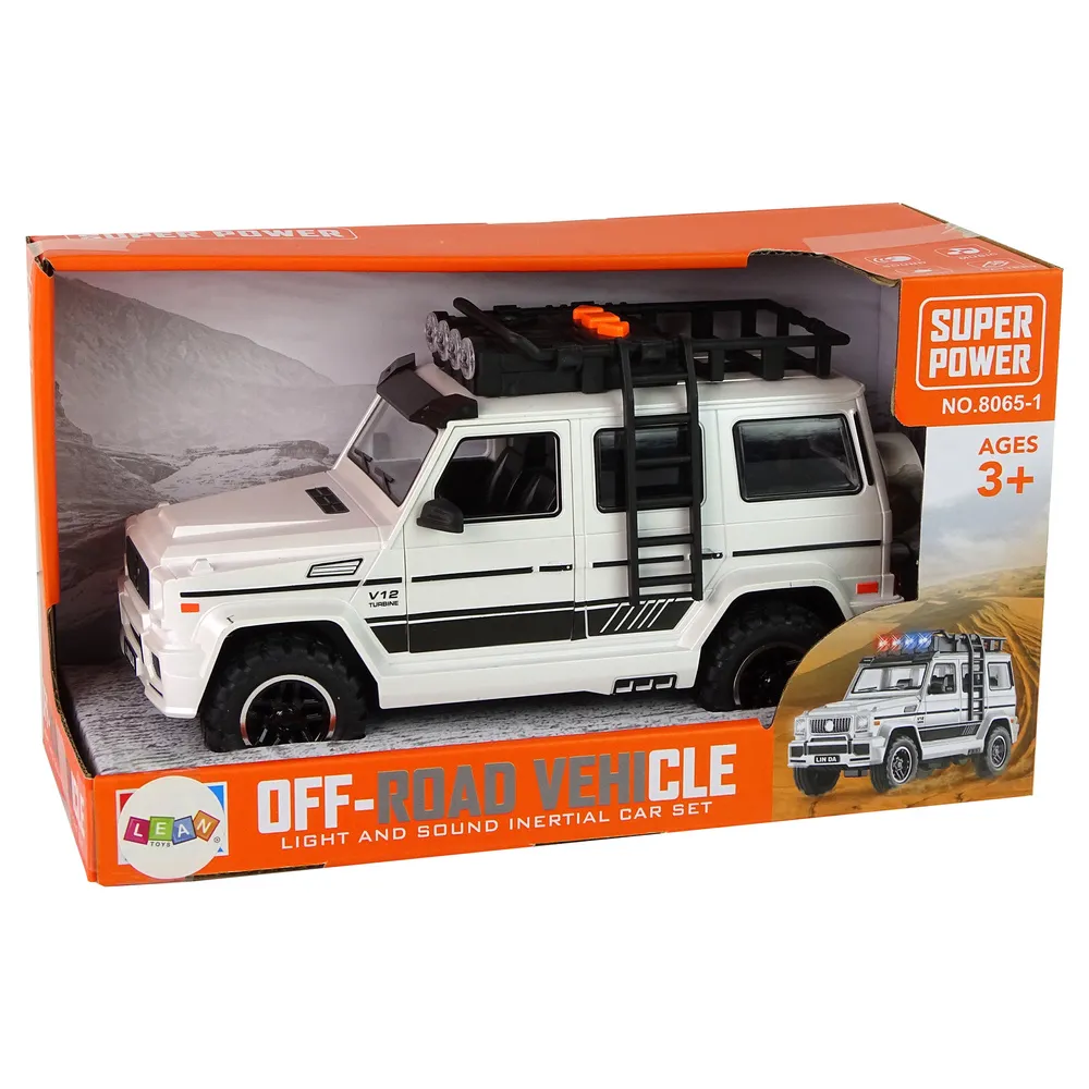 Białe auto terenowe na baterie w dłoni dziecka