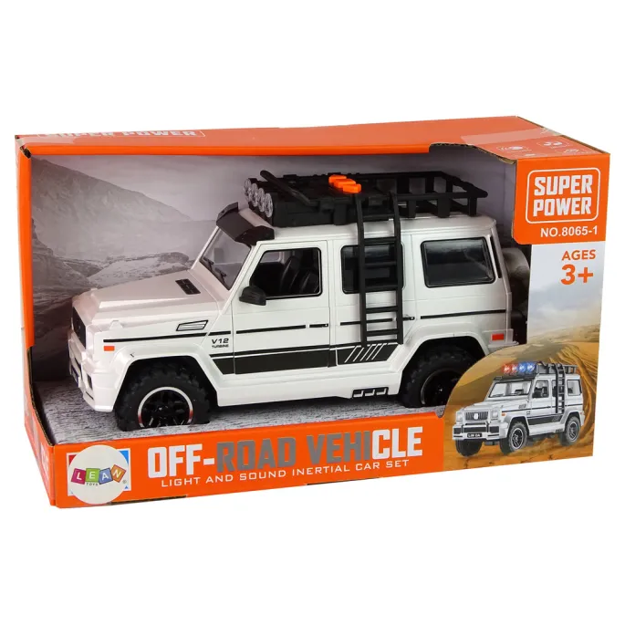 Białe auto terenowe na baterie w dłoni dziecka