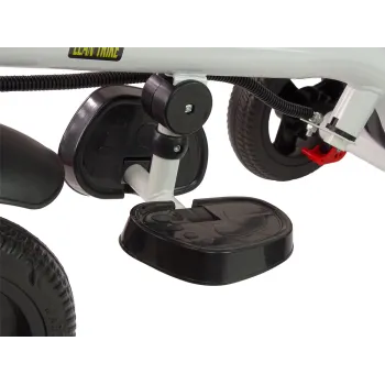 Praktyczne schowki i torba na akcesoria w rowerku trójkołowym dla malucha