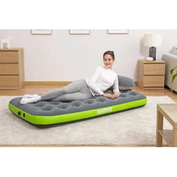 Kompaktowy materac dmuchany z welurowym wykończeniem