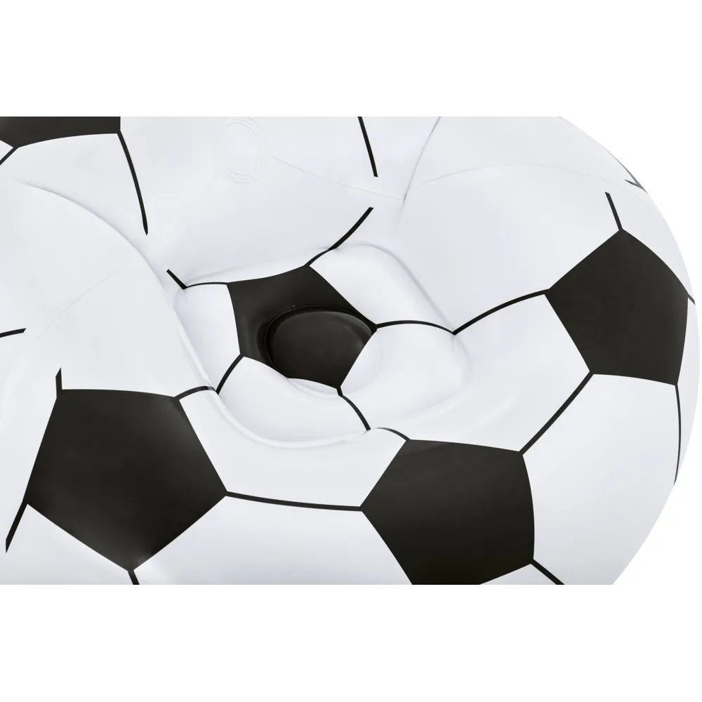 Dmuchany fotel piłka Bestway obok piłki do gry