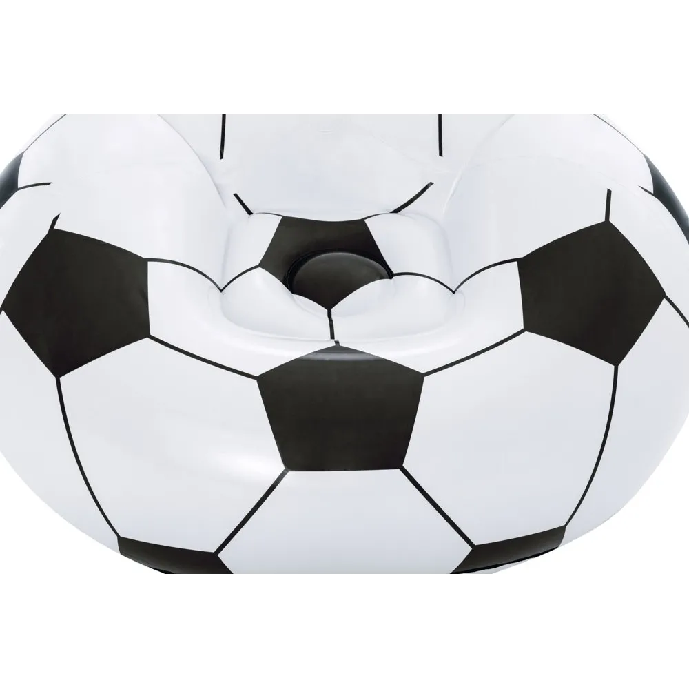 Pokój dziecięcy z dmuchanym fotelem w stylu piłkarskim